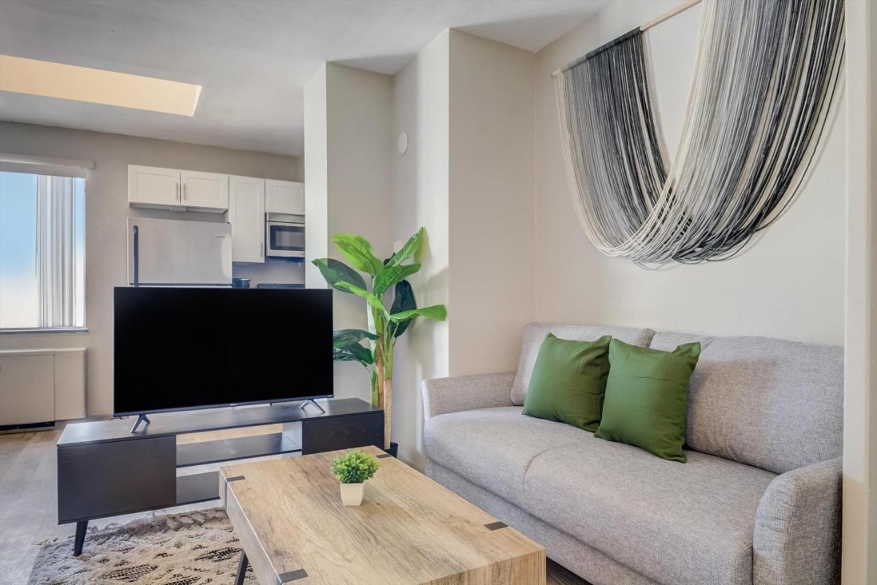 Frontdesk Vue At 3Rd St Apts Downtown Λούισβιλ Δωμάτιο φωτογραφία